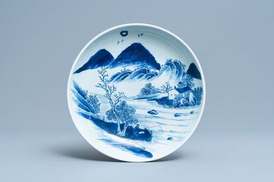 Un plat en porcelaine de Chine en bleu et blanc à décor d'un pêcheur, Yongzheng