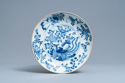 Un plat en porcelaine de Chine en bleu et blanc à décor d'un phénix, époque Transition