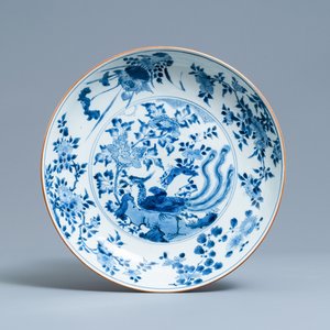 Un plat en porcelaine de Chine en bleu et blanc à décor d'un phénix, époque Transition — photo 1