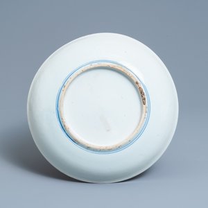Un plat en porcelaine de Chine en bleu et blanc à décor d'un phénix, époque Transition — photo 2