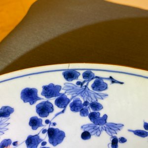 Un plat en porcelaine de Chine en bleu et blanc à décor d'un phénix, époque Transition — photo 3