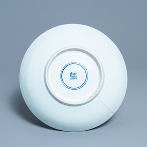 Un plat en porcelaine de Chine en bleu et blanc à décor d'un qilin, marque Yu Tang Jia Qi, Shunzhi — photo 2