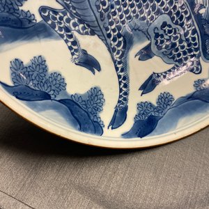 Un plat en porcelaine de Chine en bleu et blanc à décor d'un qilin, marque Yu Tang Jia Qi, Shunzhi — photo 6