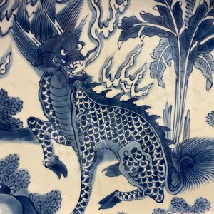 Un plat en porcelaine de Chine en bleu et blanc à décor d'un qilin, marque Yu Tang Jia Qi, Shunzhi — photo 7