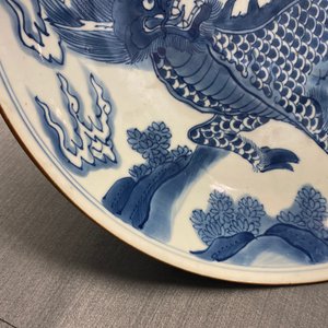 Un plat en porcelaine de Chine en bleu et blanc à décor d'un qilin, marque Yu Tang Jia Qi, Shunzhi — photo 9