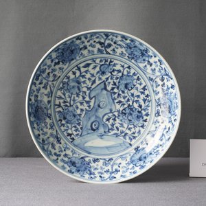 Un plat en porcelaine de Chine en bleu et blanc à décor d'un rocher, Ming — photo 3