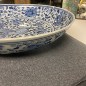 Un plat en porcelaine de Chine en bleu et blanc à décor d'un rocher, Ming — photo 5
