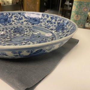 Un plat en porcelaine de Chine en bleu et blanc à décor d'un rocher, Ming — photo 10