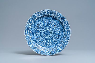 Un plat en porcelaine de Chine en bleu et blanc à décor floral en forme de lotus, Kangxi