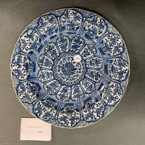 Un plat en porcelaine de Chine en bleu et blanc à décor floral en forme de lotus, Kangxi — photo 3