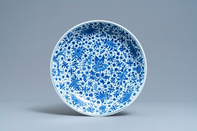 Un plat en porcelaine de Chine en bleu et blanc à décor floral, Kangxi