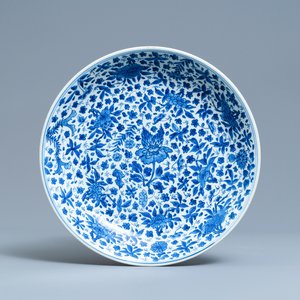 Un plat en porcelaine de Chine en bleu et blanc à décor floral, Kangxi — photo 1