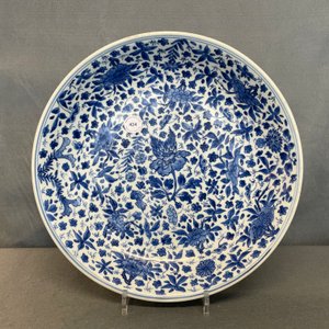 Un plat en porcelaine de Chine en bleu et blanc à décor floral, Kangxi — photo 11