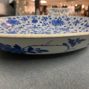 Un plat en porcelaine de Chine en bleu et blanc à décor floral, Kangxi — photo 3