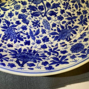 Un plat en porcelaine de Chine en bleu et blanc à décor floral, Kangxi — photo 7