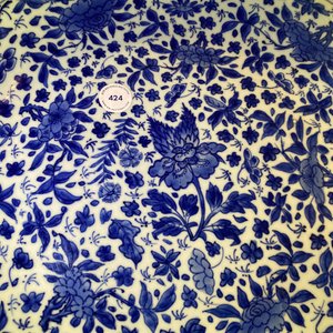 Un plat en porcelaine de Chine en bleu et blanc à décor floral, Kangxi — photo 10