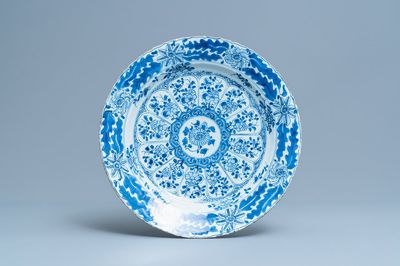 Un plat en porcelaine de Chine en bleu et blanc à décor floral, Kangxi