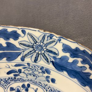 Un plat en porcelaine de Chine en bleu et blanc à décor floral, Kangxi — photo 3