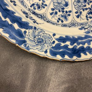 Un plat en porcelaine de Chine en bleu et blanc à décor floral, Kangxi — photo 9
