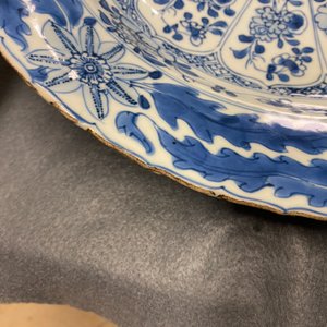 Un plat en porcelaine de Chine en bleu et blanc à décor floral, Kangxi — photo 10