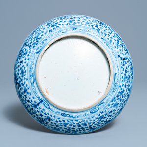 Un plat en porcelaine de Chine en bleu et blanc à décor floral, Ming — photo 2