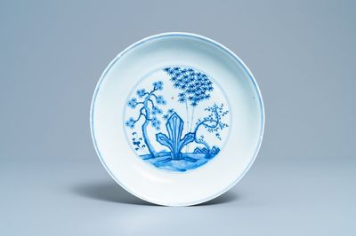 Un plat en porcelaine de Chine en bleu et blanc à décor 'Les trois amis de l'hiver', marque de Xuande, Kangxi