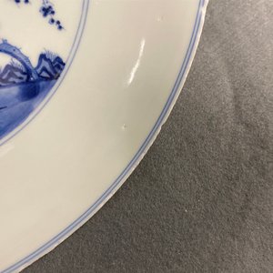 Un plat en porcelaine de Chine en bleu et blanc à décor 'Les trois amis de l'hiver', marque de Xuande, Kangxi — photo 11