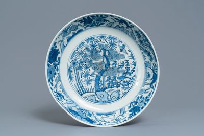Un plat en porcelaine de Chine en bleu et blanc à décor 'Les trois amis de l'hiver', Jiajing