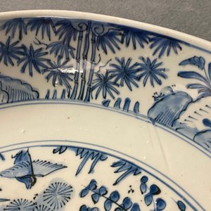 Un plat en porcelaine de Chine en bleu et blanc à décor 'Les trois amis de l'hiver', Jiajing — photo 3