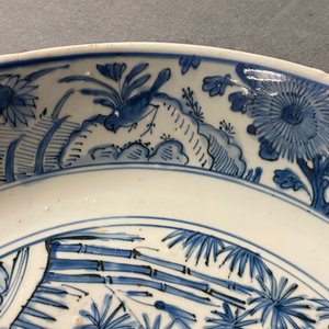 Un plat en porcelaine de Chine en bleu et blanc à décor 'Les trois amis de l'hiver', Jiajing — photo 7