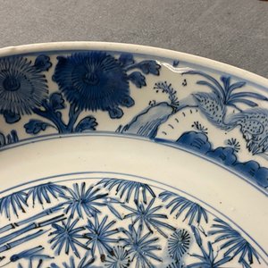 Un plat en porcelaine de Chine en bleu et blanc à décor 'Les trois amis de l'hiver', Jiajing — photo 9