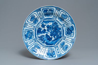 Un plat en porcelaine de Chine en bleu et blanc de type kraak à décor de cailles, Wanli