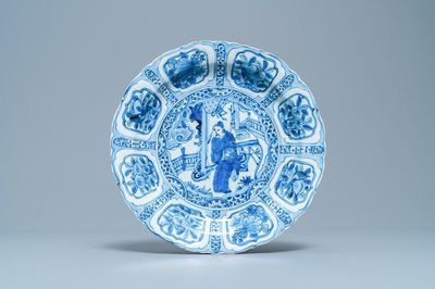 Un plat en porcelaine de Chine en bleu et blanc de type kraak à décor d'un lettré, Wanli