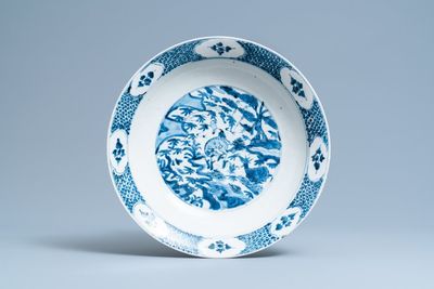 Un plat en porcelaine de Chine en bleu et blanc dite 'de Swatow' à décor de cerfs, Ming