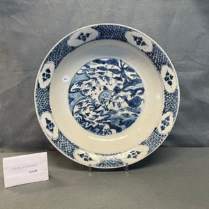 Un plat en porcelaine de Chine en bleu et blanc dite 'de Swatow' à décor de cerfs, Ming — photo 3