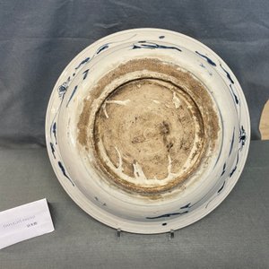 Un plat en porcelaine de Chine en bleu et blanc dite 'de Swatow' à décor de cerfs, Ming — photo 4