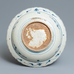 Un plat en porcelaine de Chine en bleu et blanc dite 'de Swatow', Ming — photo 2