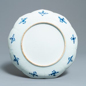 Un plat en porcelaine de Chine en bleu et blanc en forme de lotus, Kangxi — photo 2