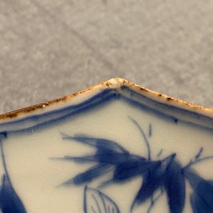 Un plat en porcelaine de Chine en bleu et blanc en forme de lotus, Kangxi — photo 3