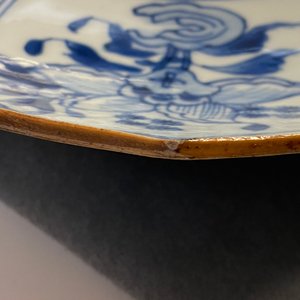 Un plat en porcelaine de Chine en bleu et blanc en forme de lotus, Kangxi — photo 4