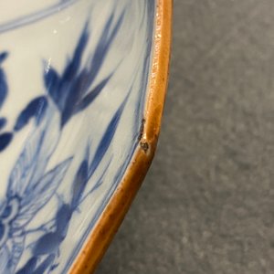 Un plat en porcelaine de Chine en bleu et blanc en forme de lotus, Kangxi — photo 6