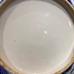 Un plat en porcelaine de Chine en bleu et blanc et une figure de Bouddha en famille rose, 19ème — photo 16