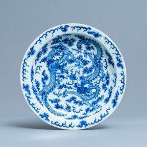 Un plat en porcelaine de Chine en bleu et blanc et une figure de Bouddha en famille rose, 19ème — photo 2