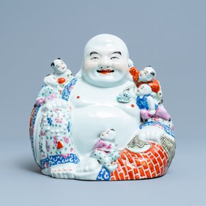 Un plat en porcelaine de Chine en bleu et blanc et une figure de Bouddha en famille rose, 19ème — photo 4