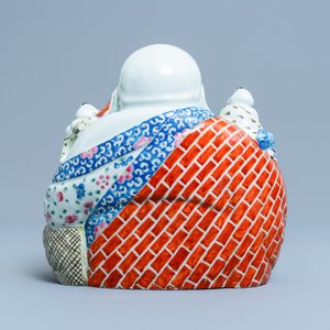 Un plat en porcelaine de Chine en bleu et blanc et une figure de Bouddha en famille rose, 19ème — photo 6
