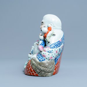 Un plat en porcelaine de Chine en bleu et blanc et une figure de Bouddha en famille rose, 19ème — photo 7