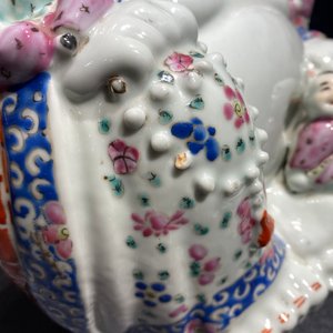 Un plat en porcelaine de Chine en bleu et blanc et une figure de Bouddha en famille rose, 19ème — photo 10