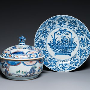 Un plat en porcelaine de Chine en bleu et blanc et une terrine couverte en verte-Imari, Kangxi — photo 1