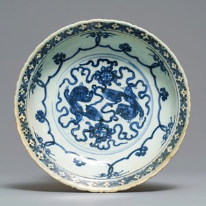 Un plat en porcelaine de Chine en bleu et blanc, marque Da Ming Nian Zhao, Jiajing — photo 1