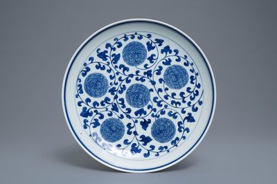 Un plat en porcelaine de Chine en bleu et blanc, marque de Jingdezhen et daté 1955